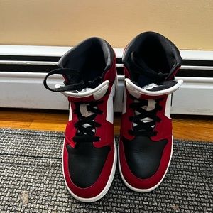 Nike Kids Air Jordan 1 Mid GS "Chicago Black Toe" Basketball Shoes (6.5)